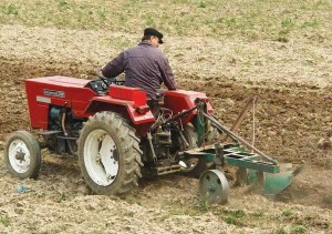 fermier-cu-tractor